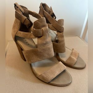 Hinge womens nude sandal